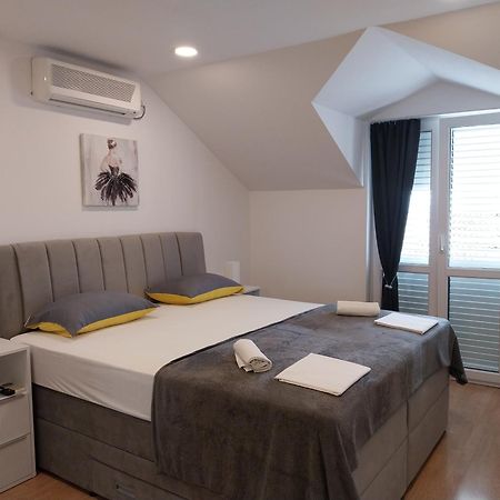 Apartments Rose Loboja Макарска Екстериор снимка