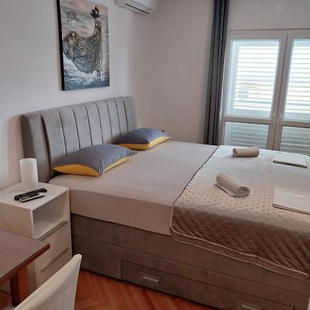 Apartments Rose Loboja Макарска Екстериор снимка