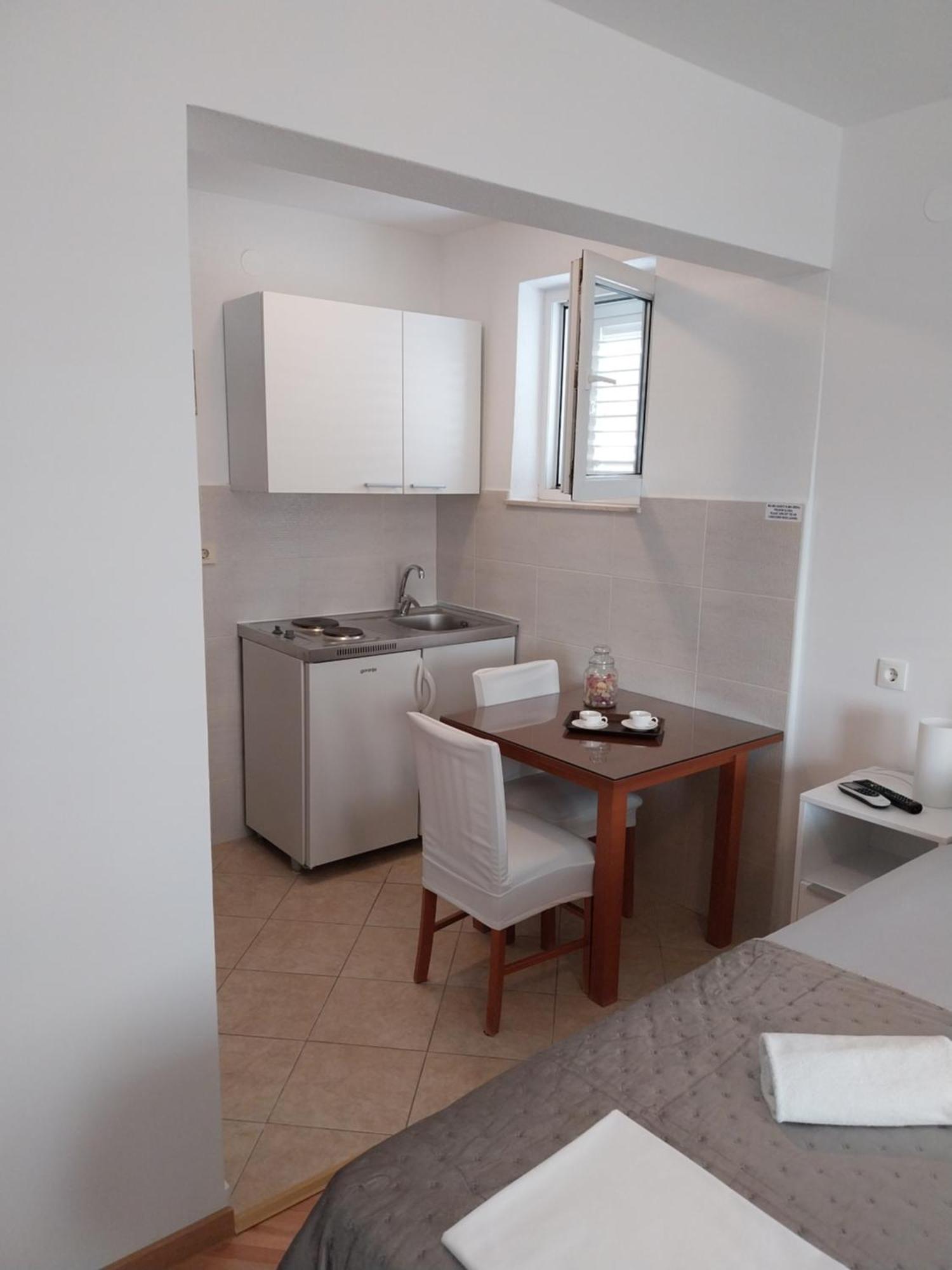 Apartments Rose Loboja Макарска Екстериор снимка