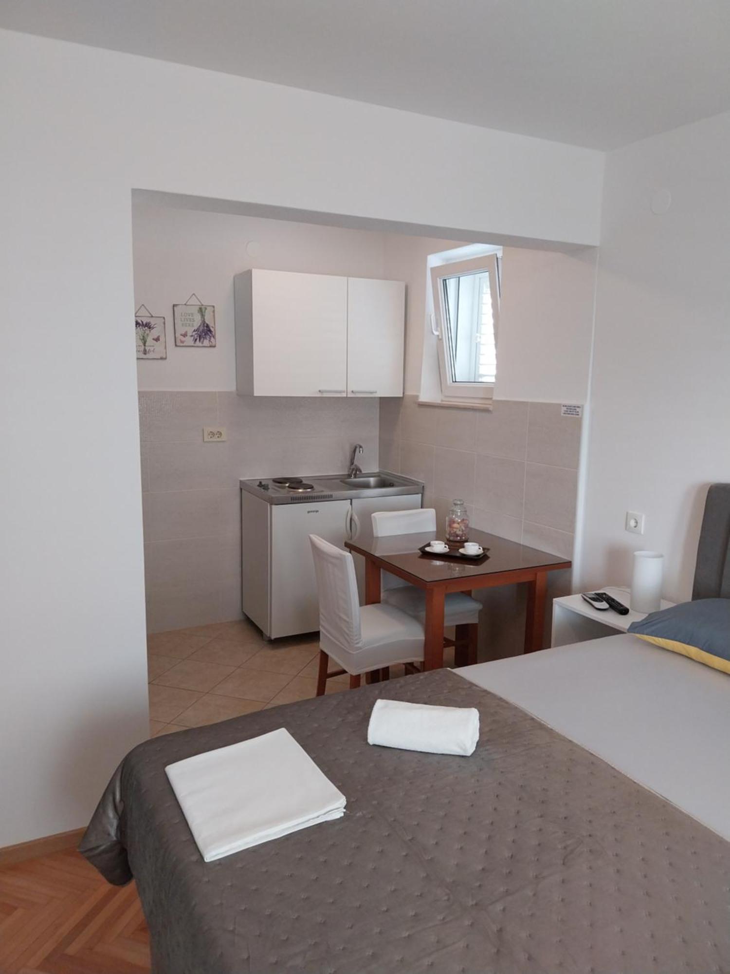 Apartments Rose Loboja Макарска Екстериор снимка