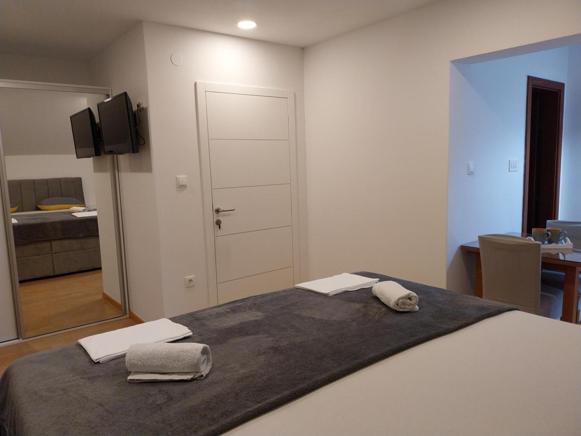 Apartments Rose Loboja Макарска Екстериор снимка