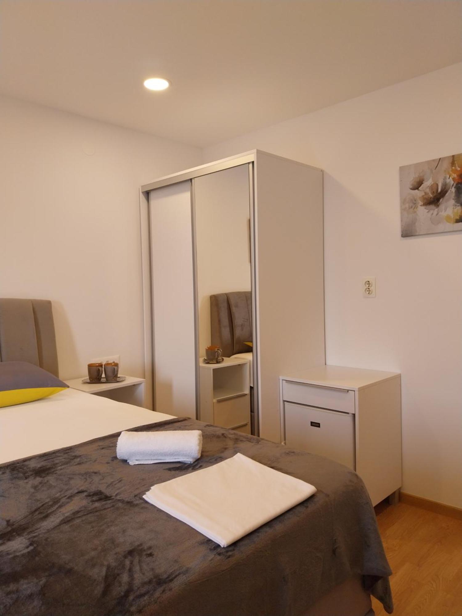 Apartments Rose Loboja Макарска Екстериор снимка