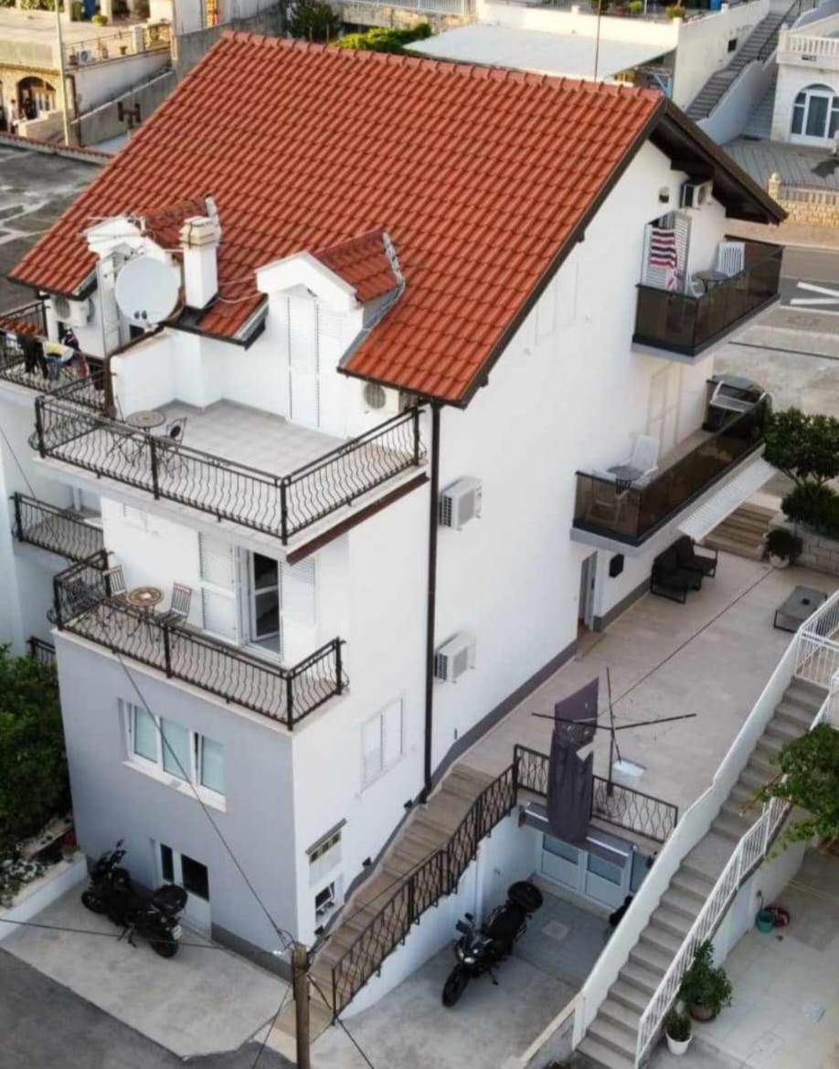 Apartments Rose Loboja Макарска Екстериор снимка